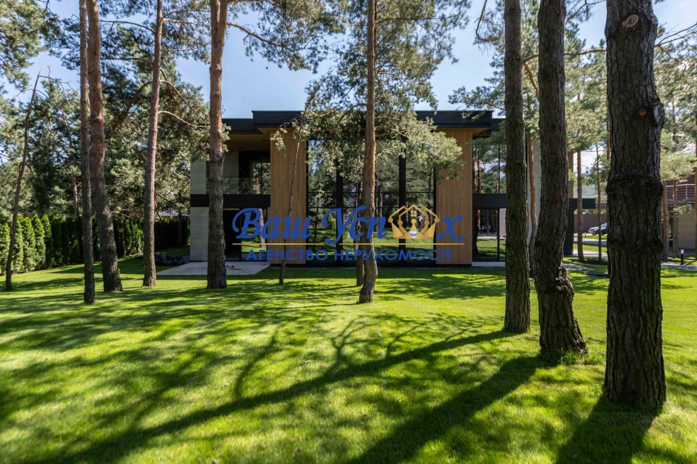 Продажа дома в лесу c выходом на озеро в городке Riviera Village .