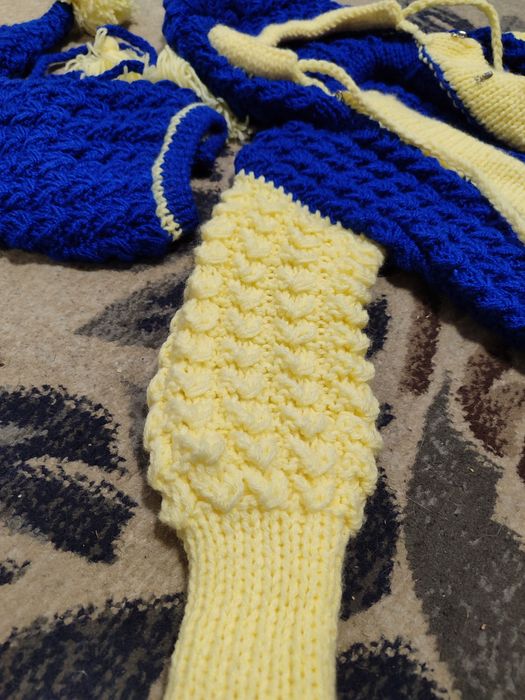 Продам вязаный комбинезон на малыша (ручная работа)