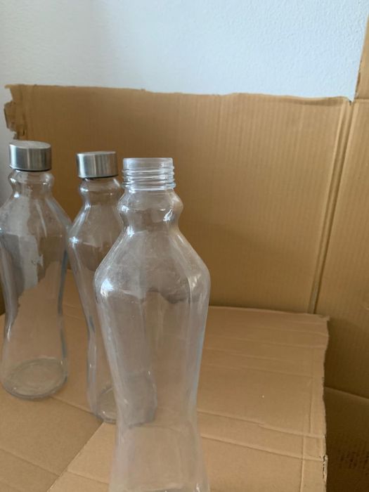 Tres garrafas de vidro