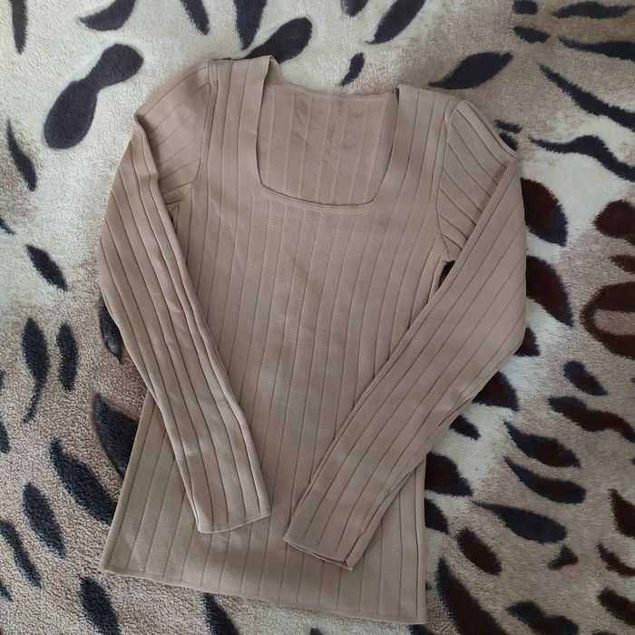 Кофточка з вирізом