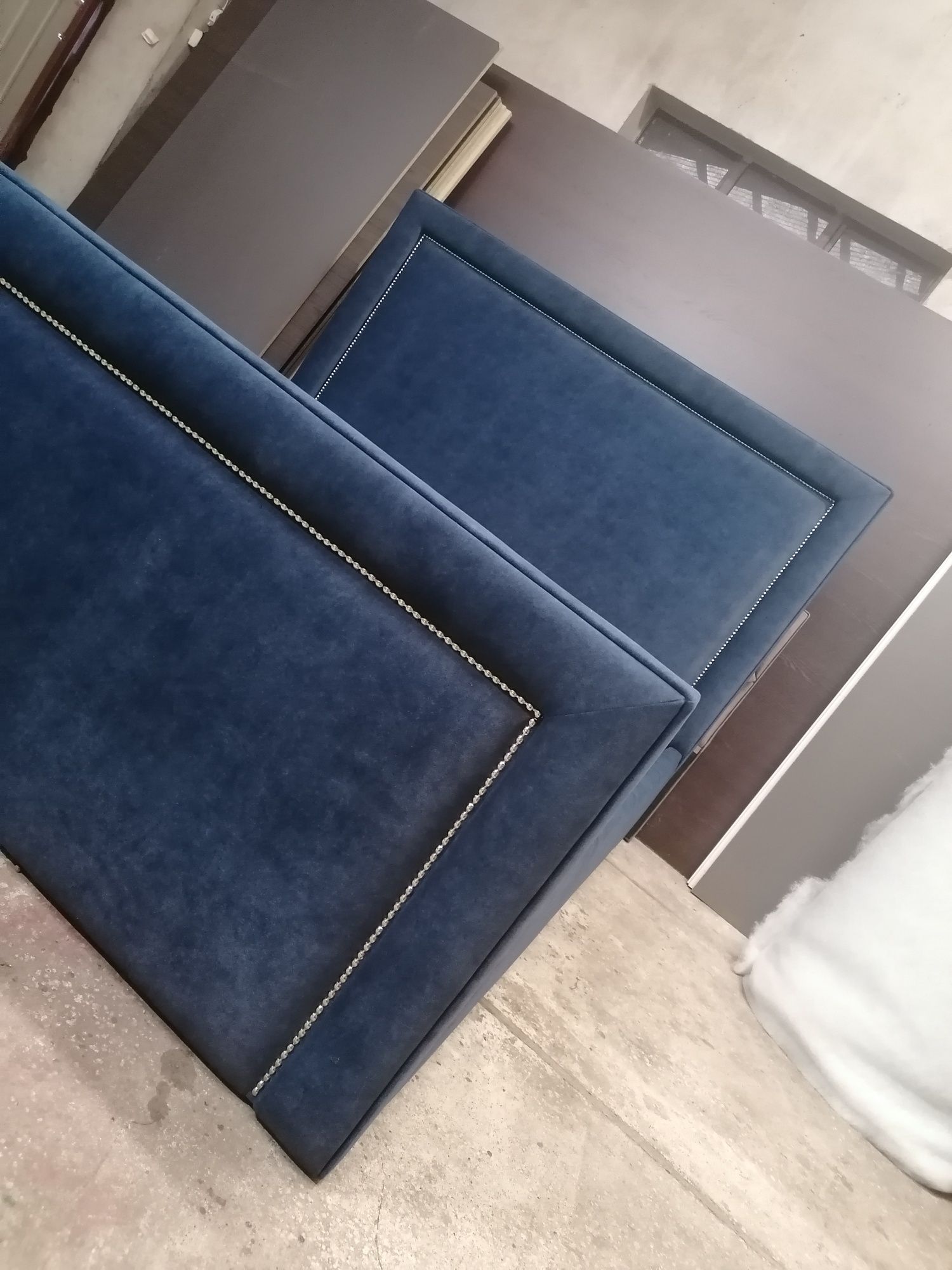 Łóżko tapicerowane wyższy przód rama zagłowie welur niebieskie stelaż