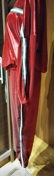 Bordowy dres damski welurowy z lampasem