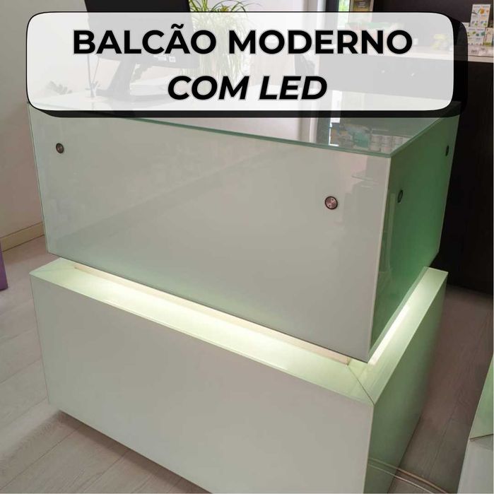 Balcão de atendimento em vidro com luz LED