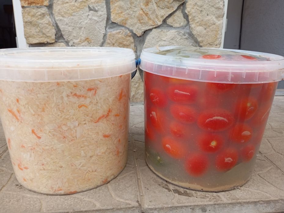 Квашена капуста та помідори