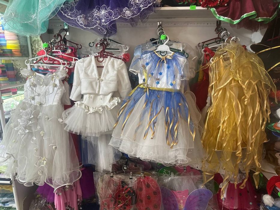 Розпродаж карнавальних костюмів.