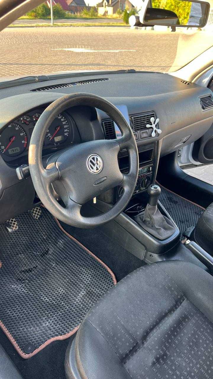 Автомобіль Volkswagen Golf Var. 1,6 Basic 77kw