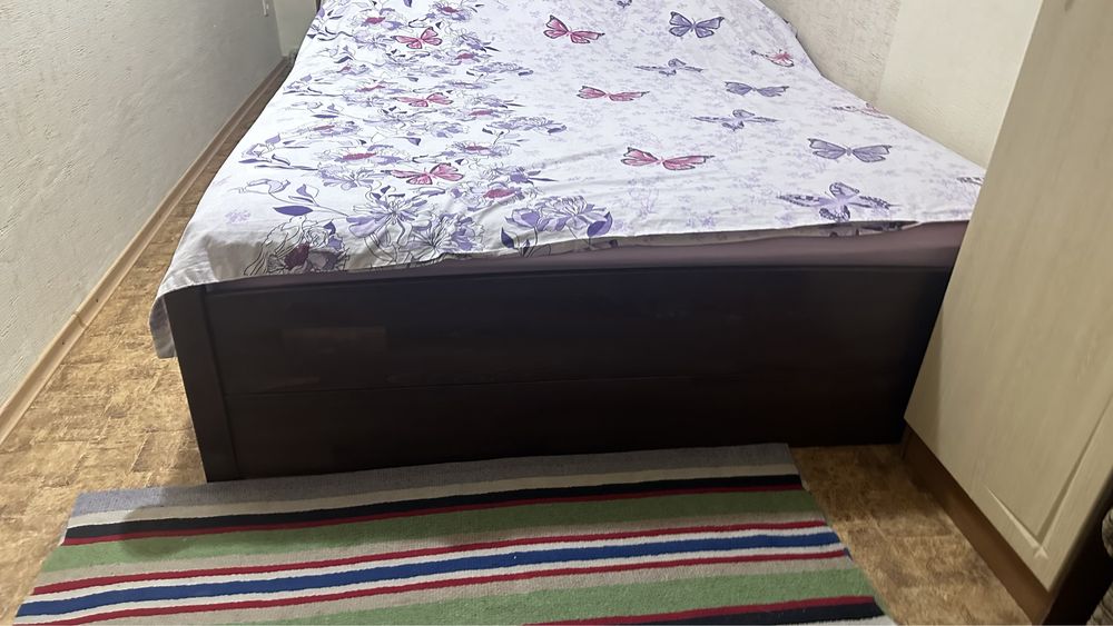 Продам кровать с матрацом