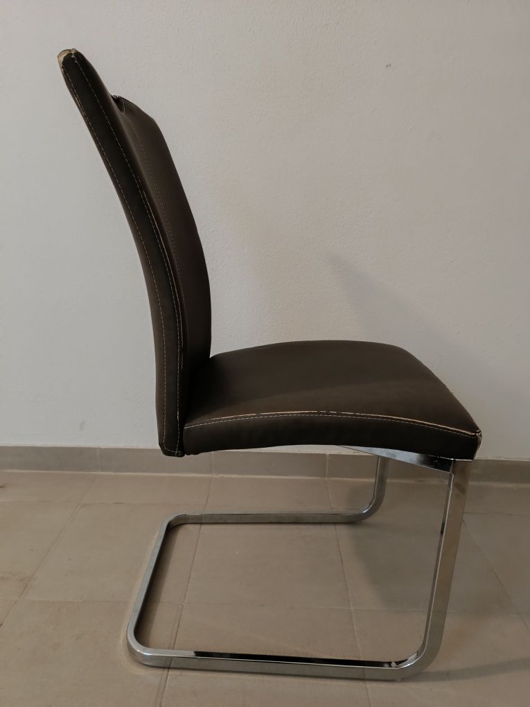 Duas cadeiras usadas