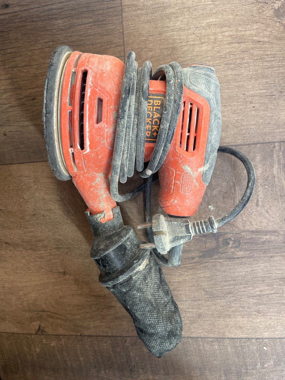 Szlifierka mimośrodowa BLACK+DECKER KA199 o mocy 240 W.
