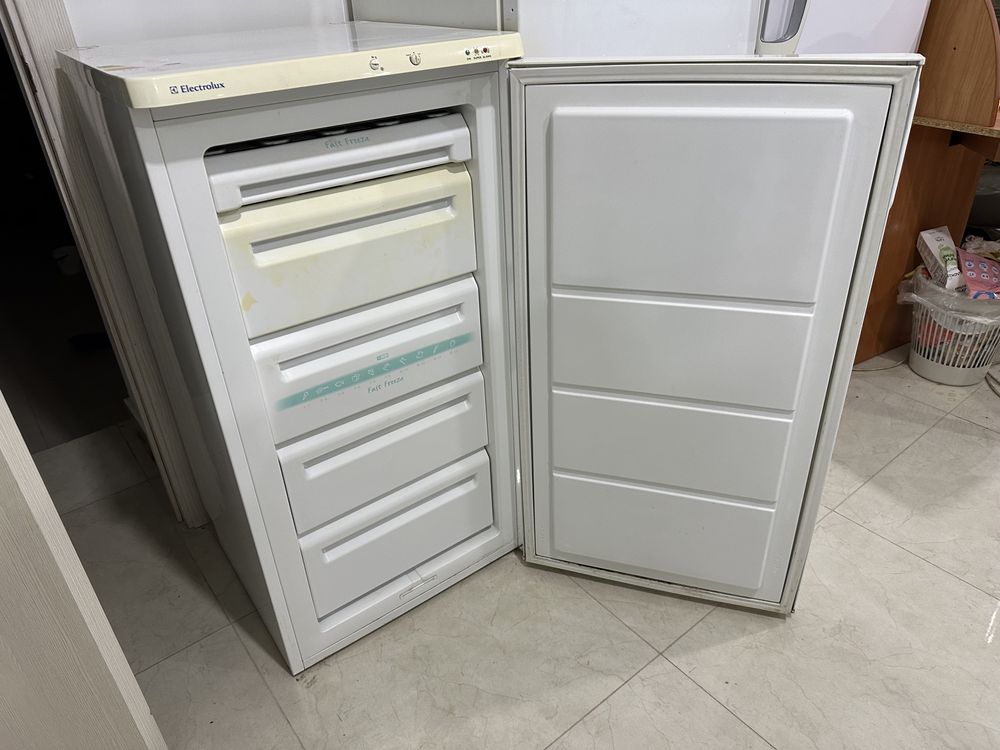 Морозильна камера Electrolux na1019