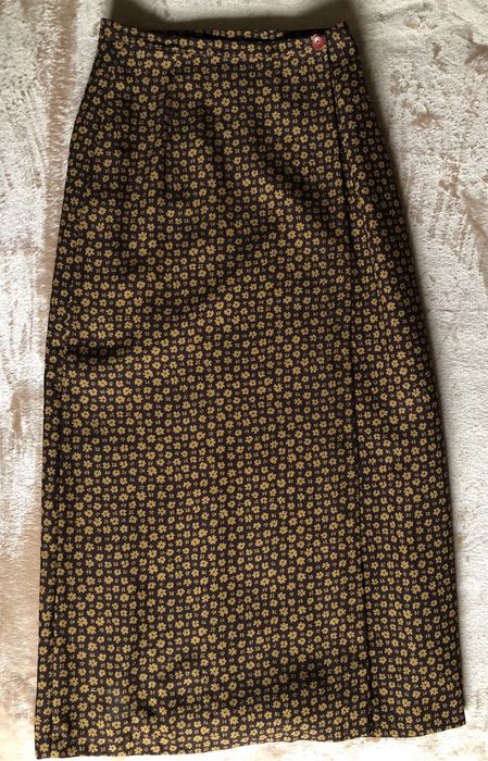 Saia castanha às flores da Globe