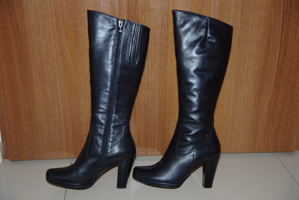 Buty - kozaki czarne na obcasie.