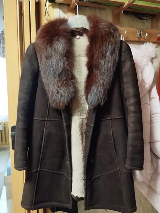 Kożuch damski z kołnierzem z lisa.