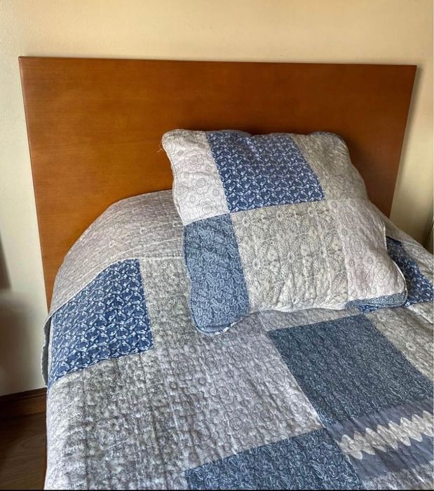 Cama de solteiro em madeira (cerejeira) com estrado