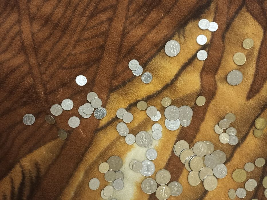 Продаю монети.1,2,5,25,50коп.а також монету наше діло праве і 10грнтро