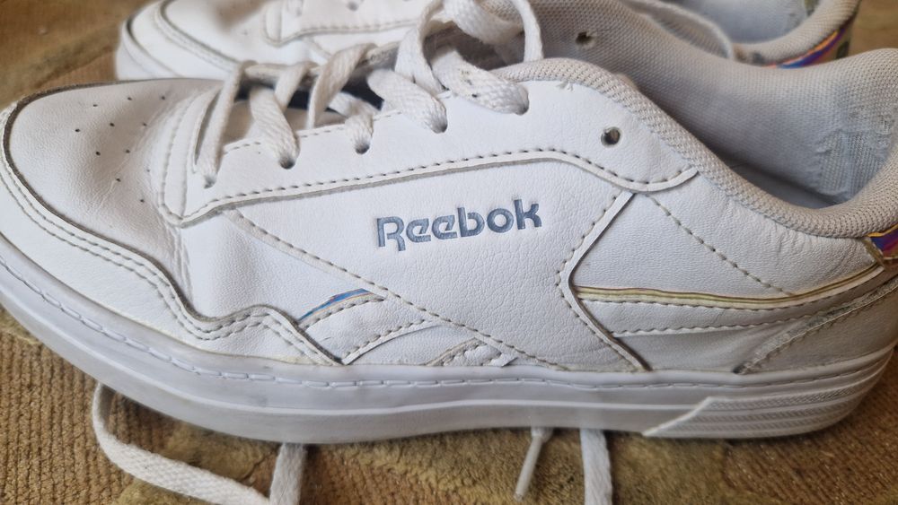 Białe Reeboki, buty skórzane