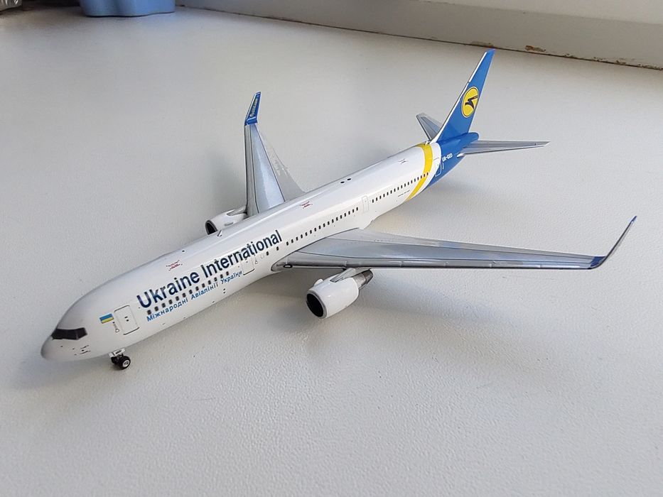 Модель літака, модель самолета Boeing 767-300ER, МАУ, Phoenix 1:400
