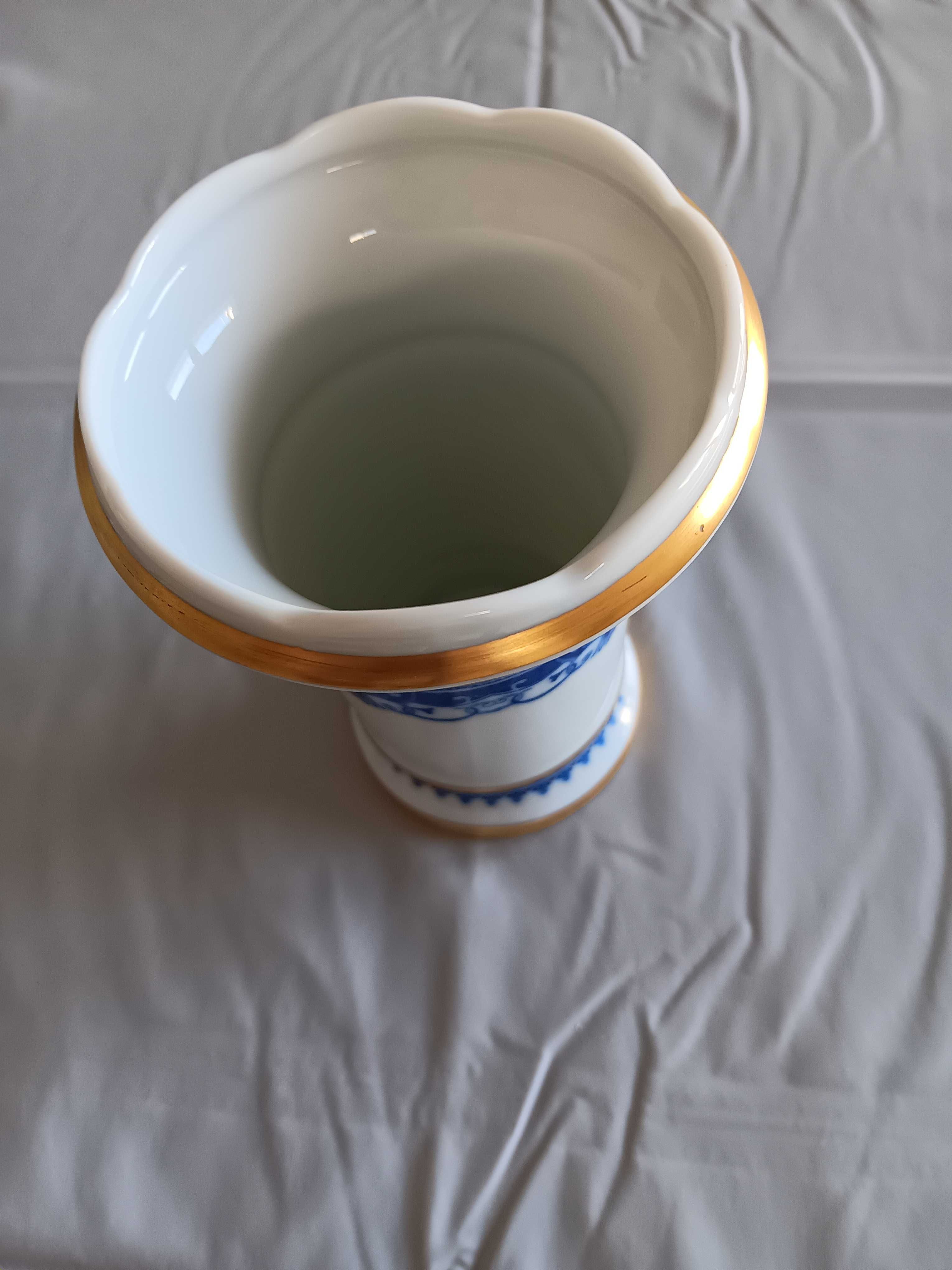 Jarra em porcelana SP Coimbra, com fio de ouro, azul e branca, anos 70
