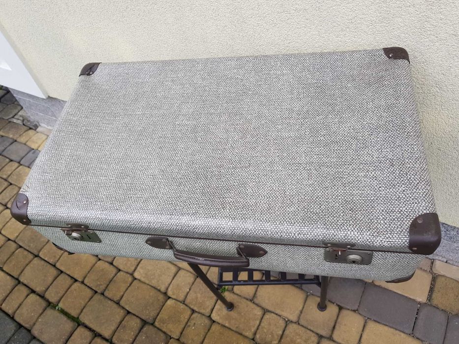 Stara  walizka w kratke biało- czarną