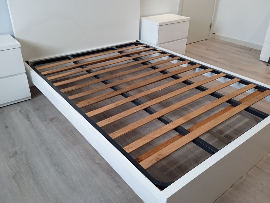 Cama de casal com estrado + 2 mesas de cabeceira