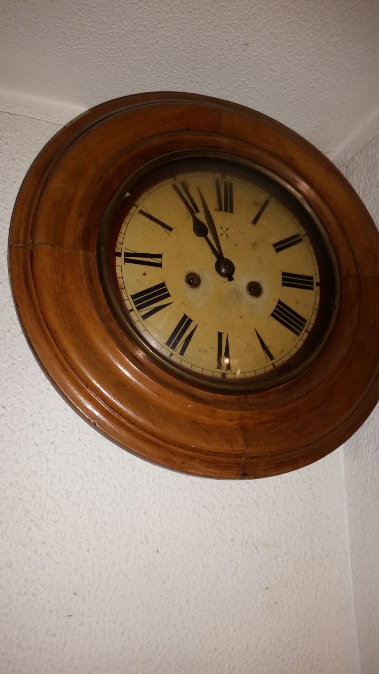 Relógio antigo redondo