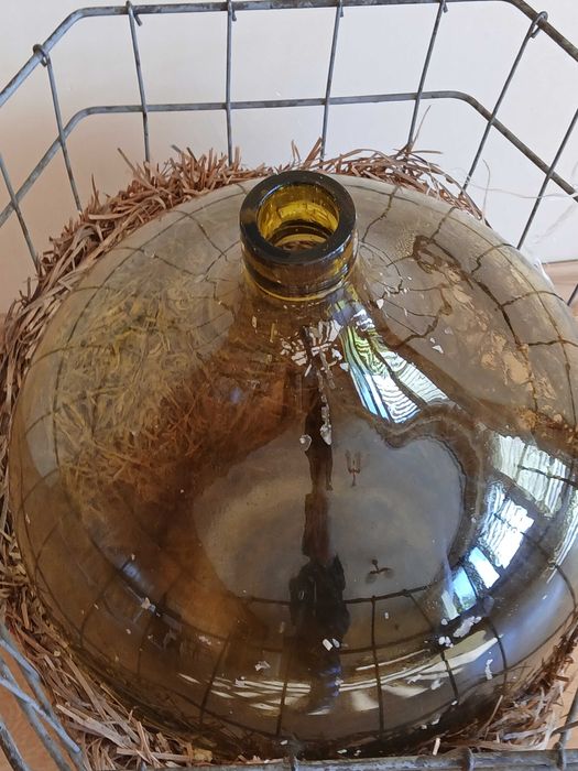 Gąsior do wina szklany balon w metalowym koszu