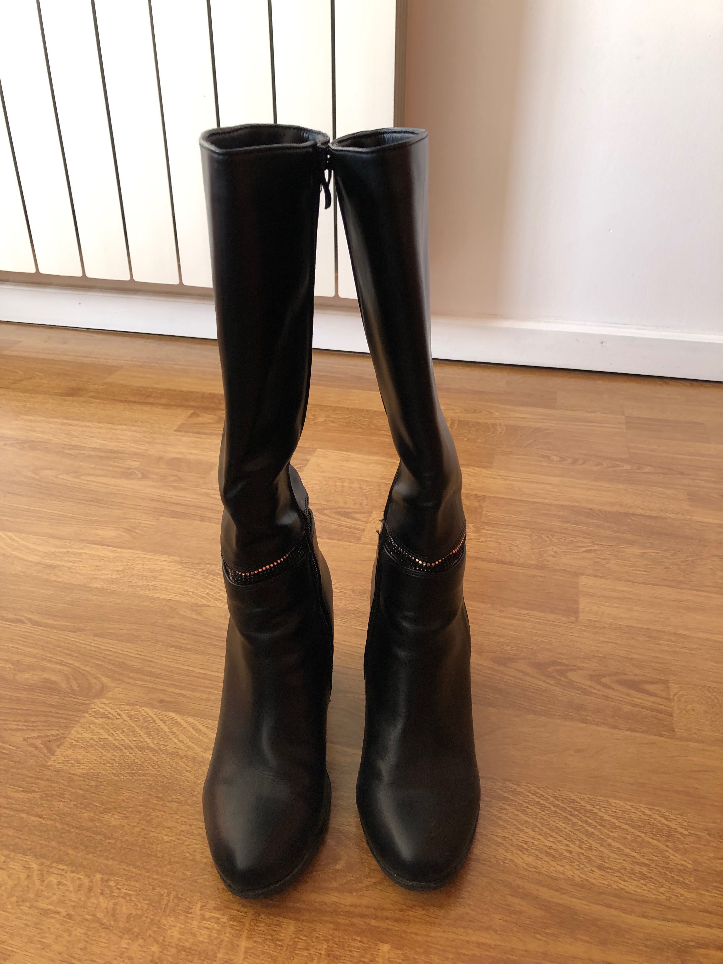 Botas pretas cano alto