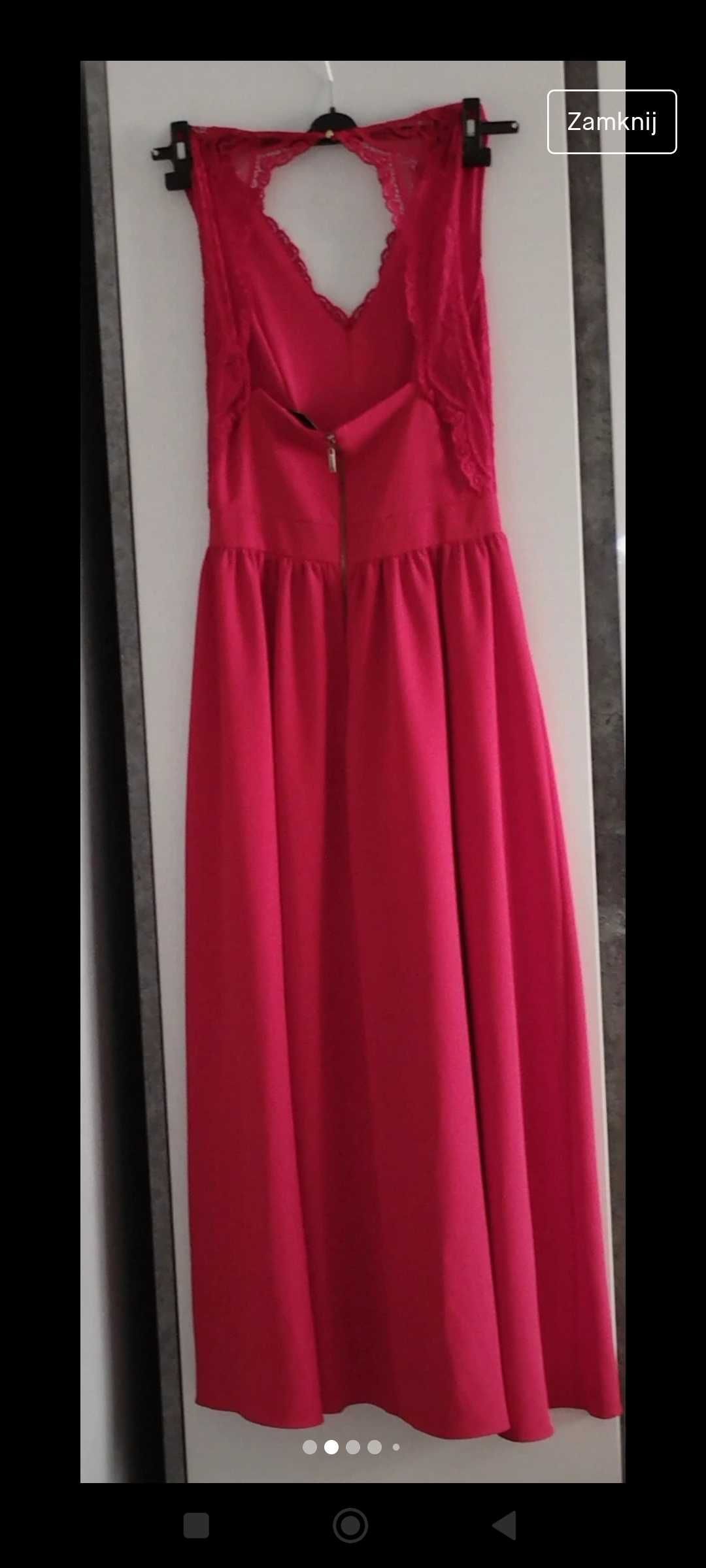 Długa czerwona suknia z rozcięciem