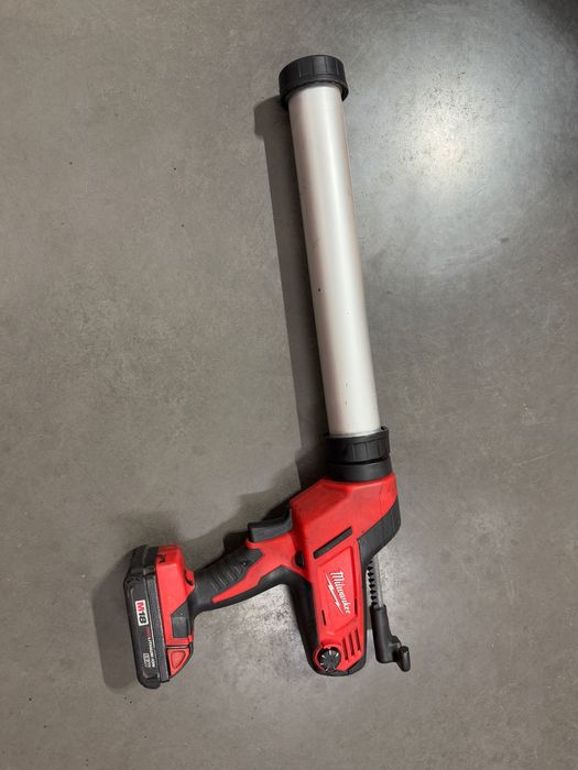 Pistolet do kleju 600 ml Milwaukee M18
