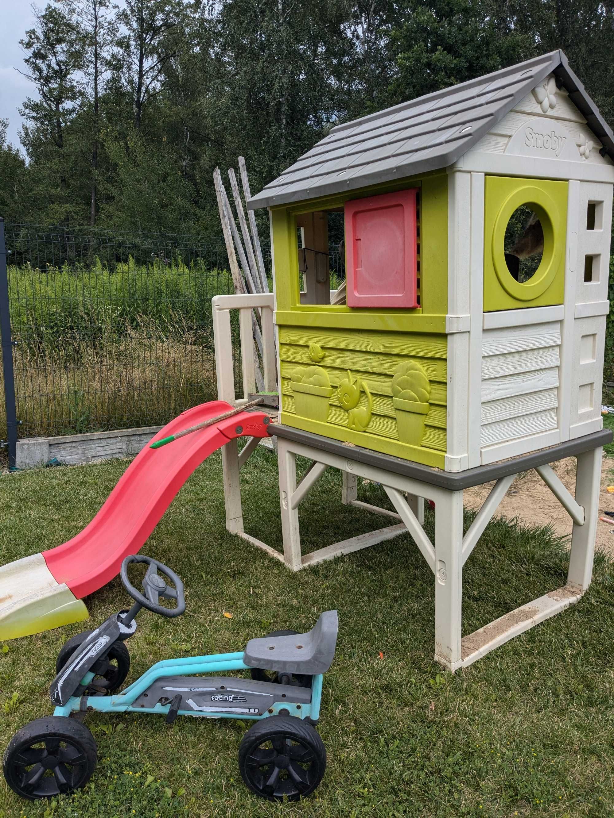 Domek ze zjeżdżalnią Smoby