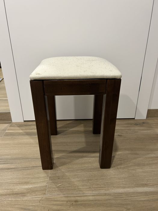 Табуретка з мʼяким сидінням