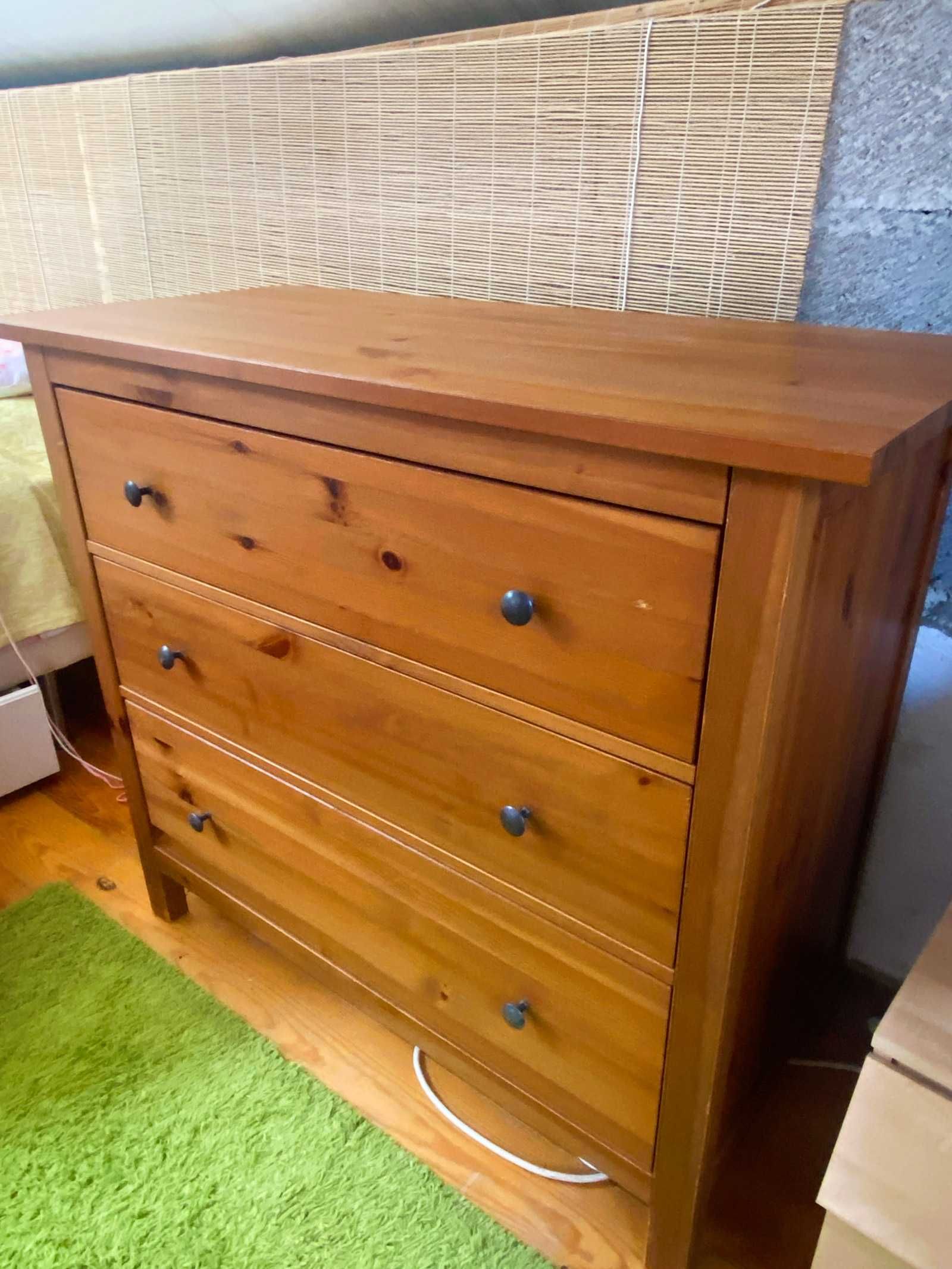 Cómoda IKEA HEMNES – 3 Gavetas, Espaçosa e Elegante!