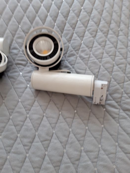 Halogeny led i wiszaca lampa