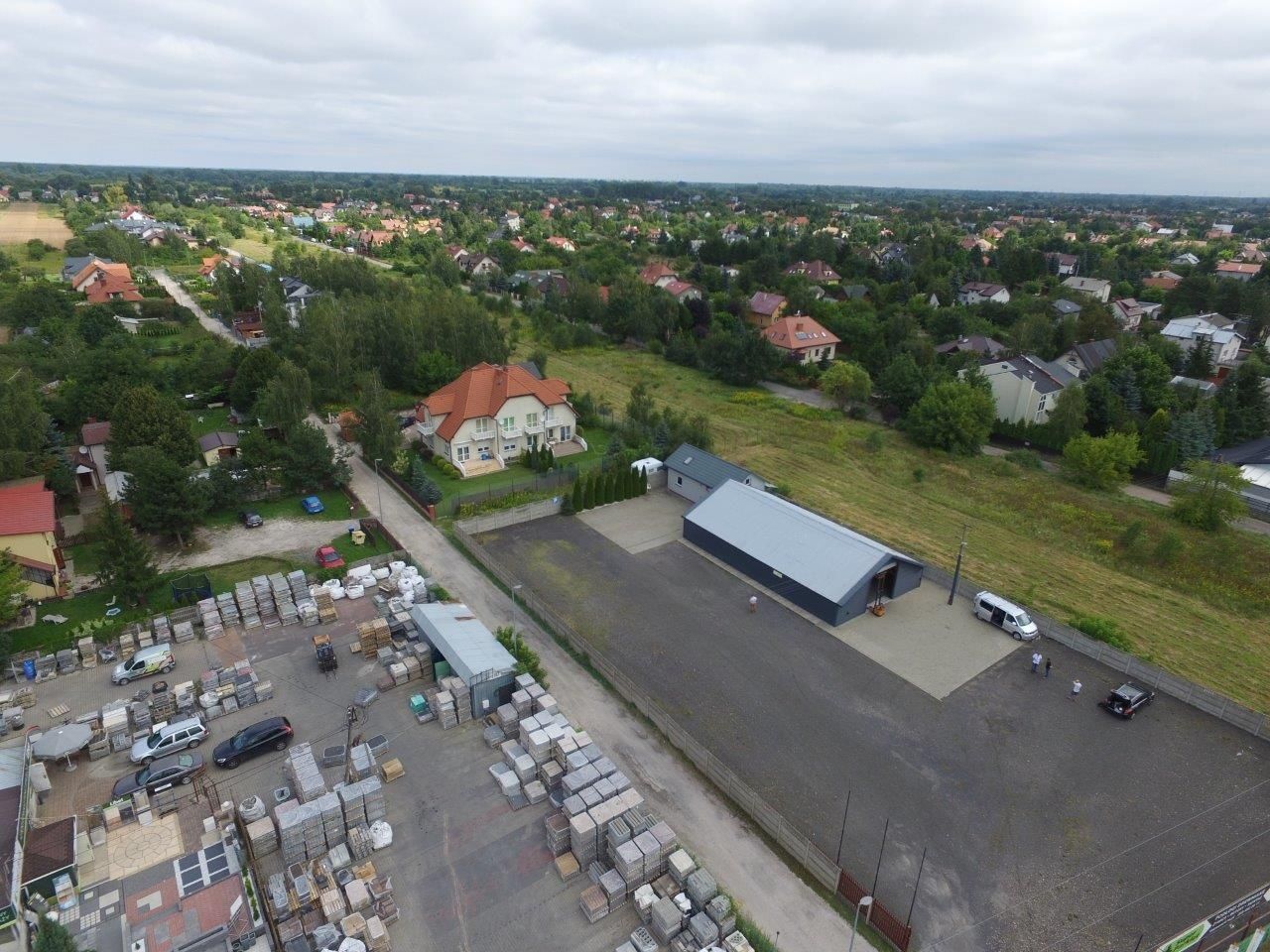 Do wynajęcia magazyn, biuro, plac 2300 m2 przy trasie E7 Łomianki