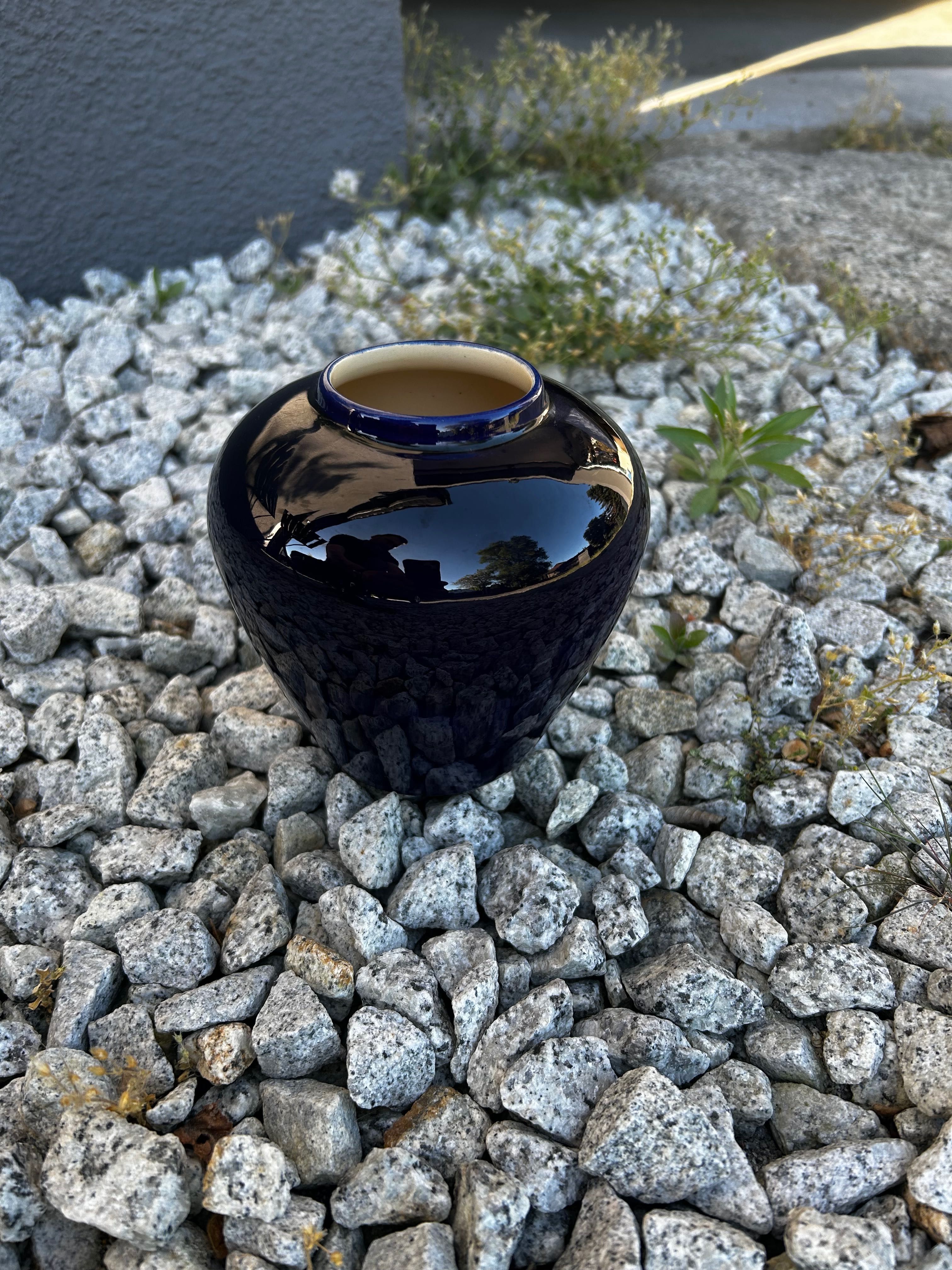 Kobaltowy ceramiczny wazon