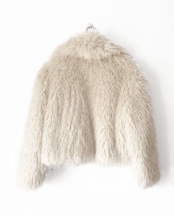 viralowe krótkie futerko Stradivarius nowe z metkami futro ecru