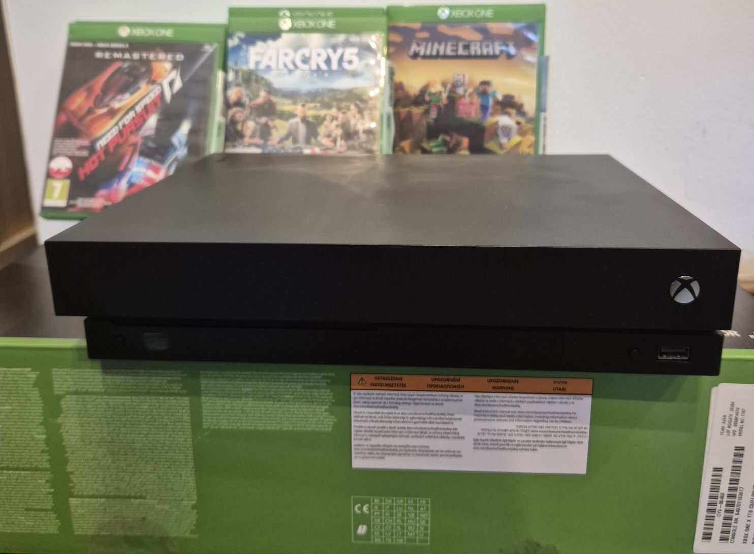 XBOX ONE X 1 TB+ 2 pady + 5 gier