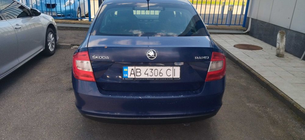 Компанія розпродує авто