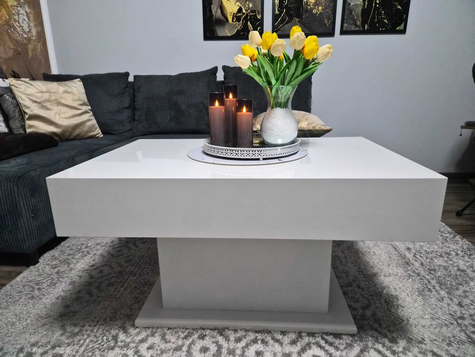 Zestaw bialych stolików