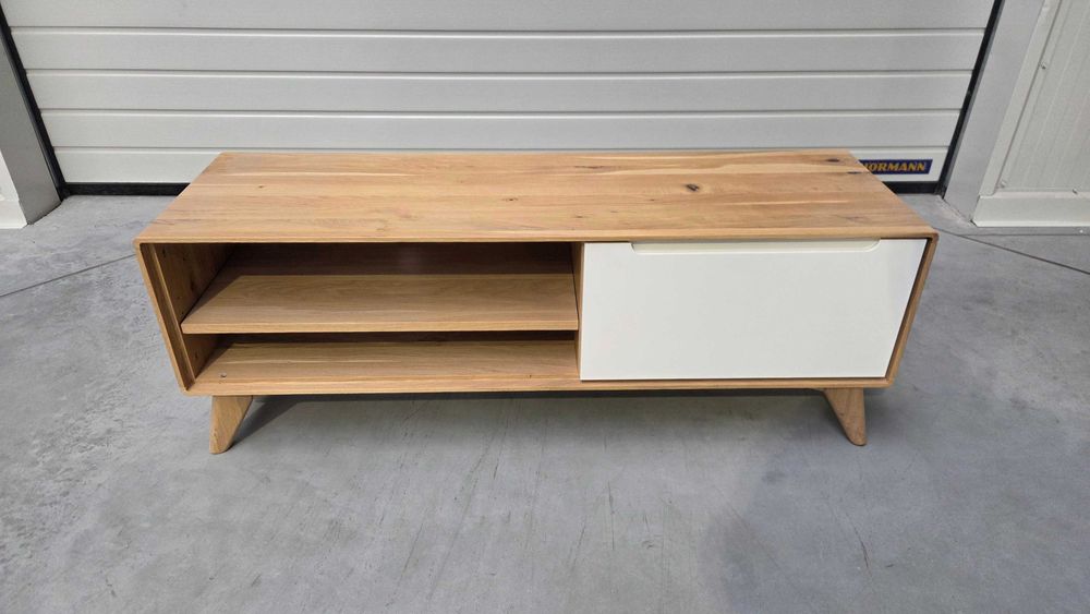 Szafka RTV z drewna litego marki TheBEDS