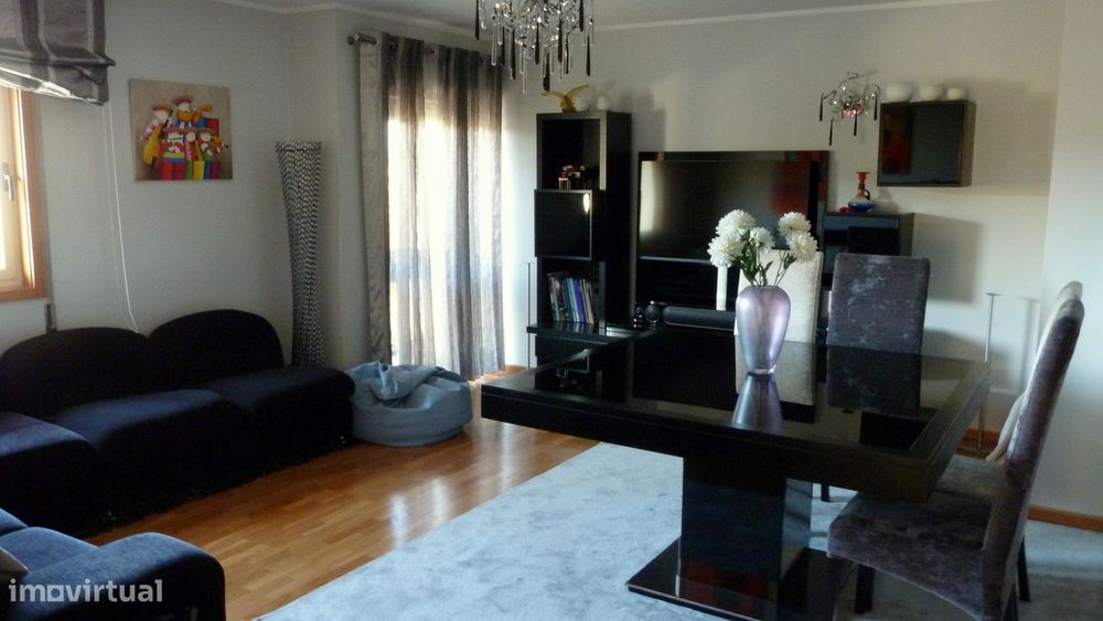 Apartamento T2 em frente ao ISMAI c/ garagem