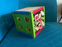 Cubo de actividades didático em madeira