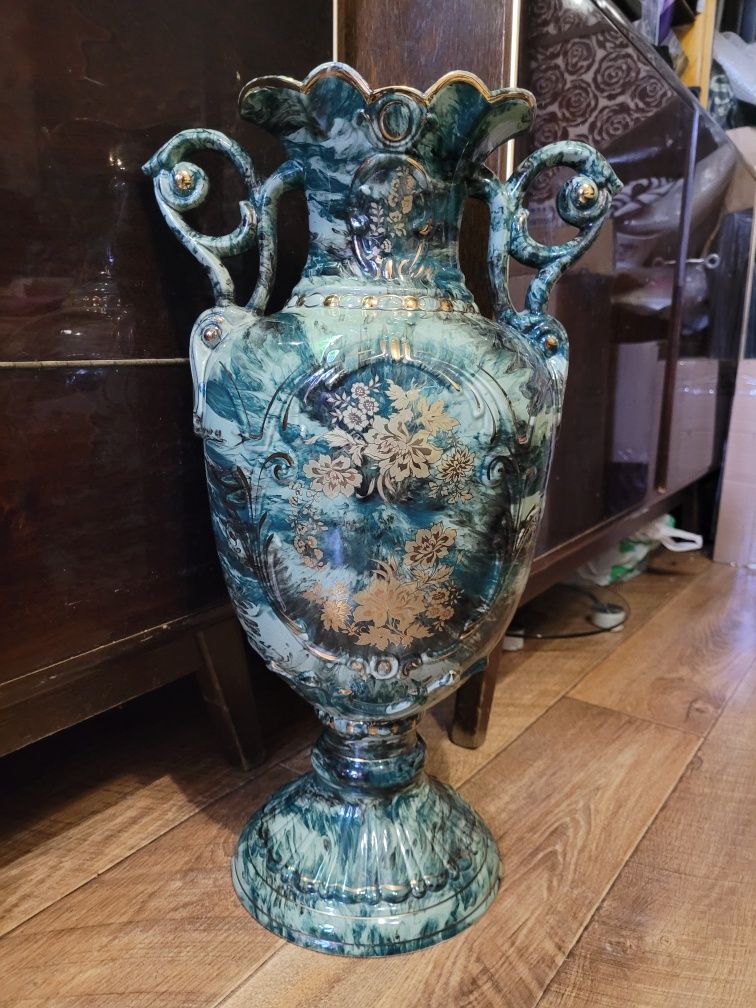 Продам новую напольную большую керамическую вазу керамическую вазу.