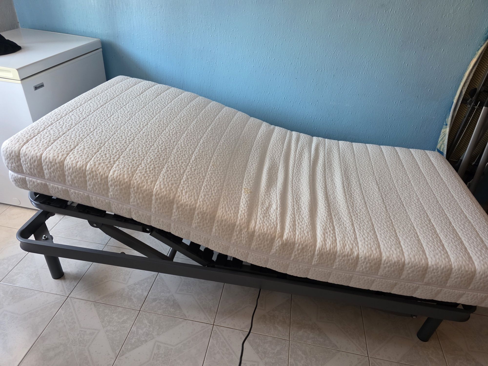 Cama articulada elétrica com 3 meses de uso.