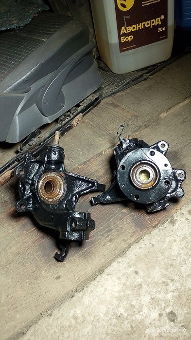 Поворотні кулаки Peugeot 405 1000грн.