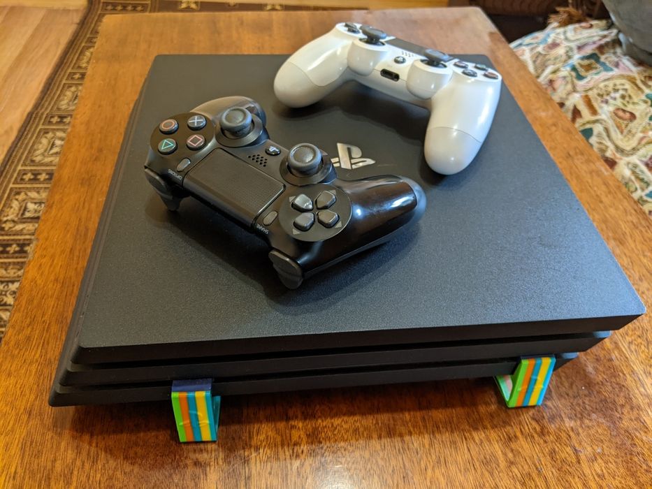Ps-4 pro 1tb +2 геймпади +3 гри