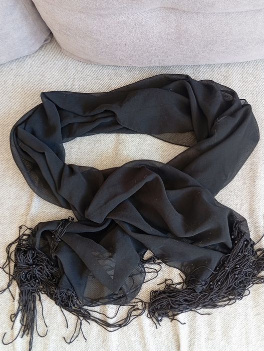 Elegancki szal z frędzlami