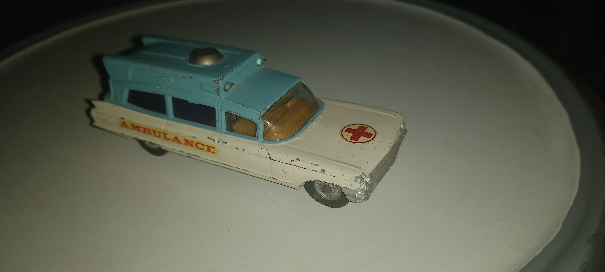 Miniatura Superior Ambulance Cadillac 1/43