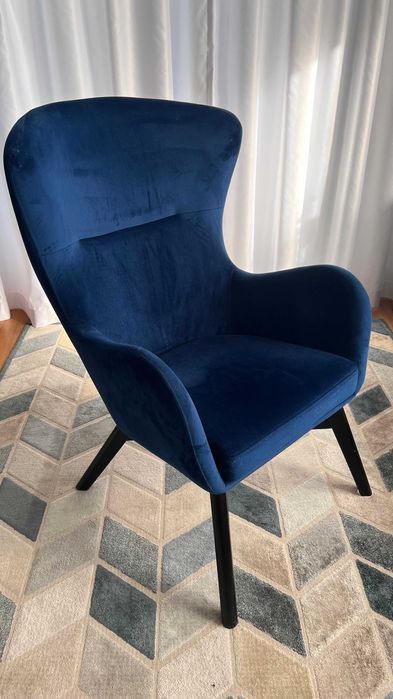 Fotel welurowy „uszak” – granat, nogi czarne