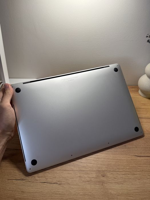 MacBook Pro 16 2019 Intel i9 32GB RAM 512GB Radeon 5500 4Gb